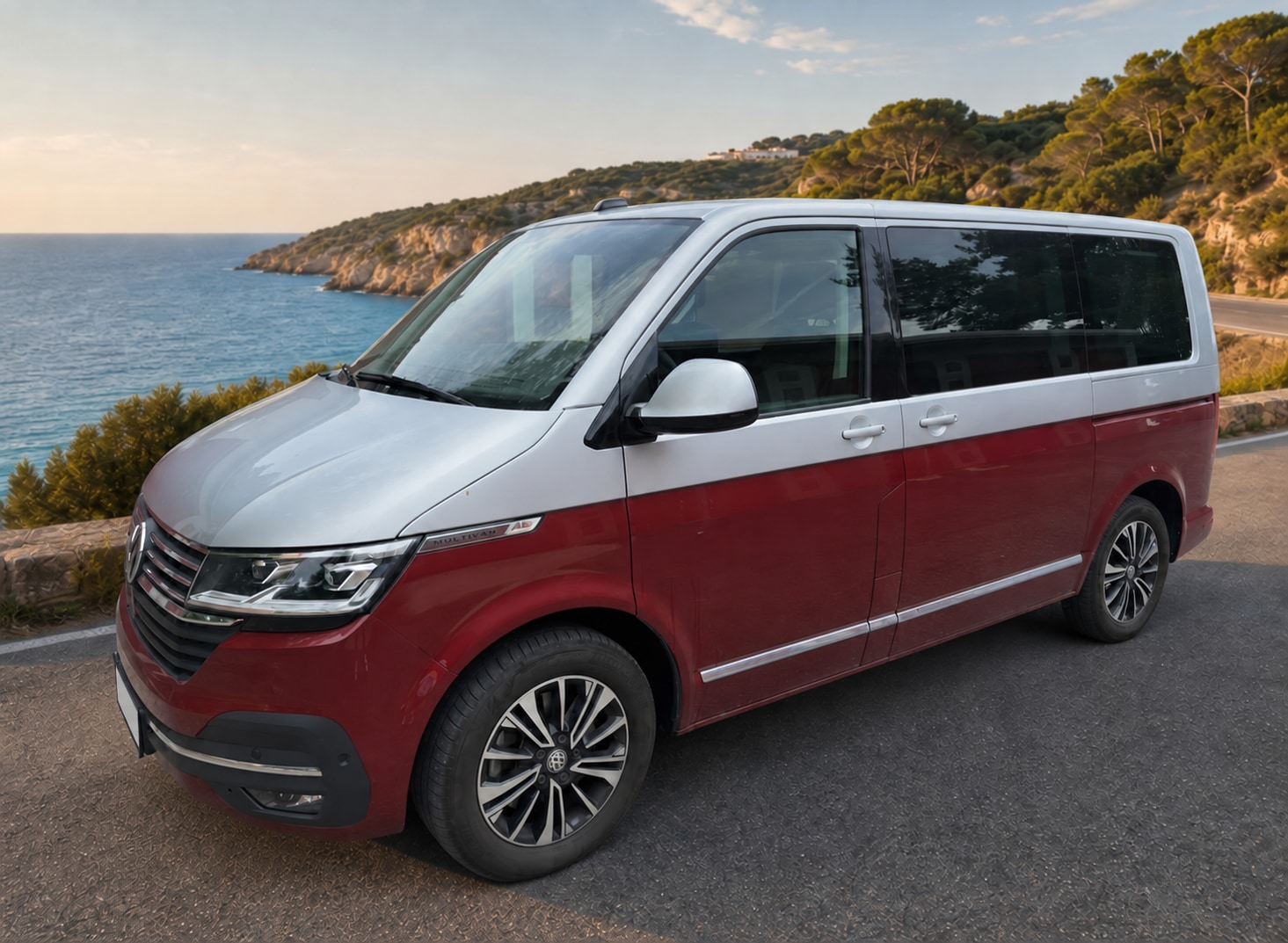 Červeno-stříbrný Volkswagen Multivan z předního bočního pohledu