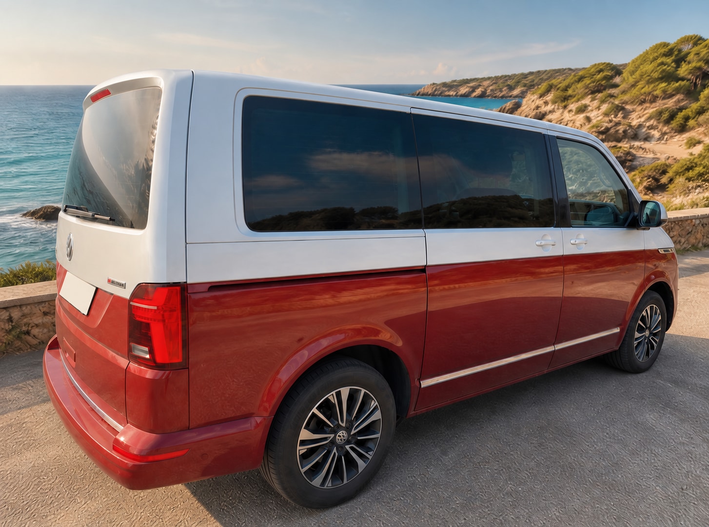 Červeno-stříbrný Volkswagen Multivan ze zadního bočního pohledu