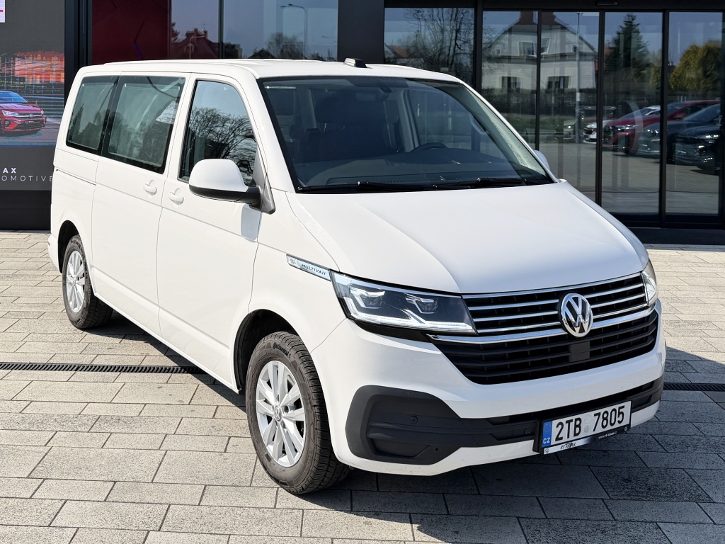 Bílý Volkswagen Multivan 6.1 zepředu