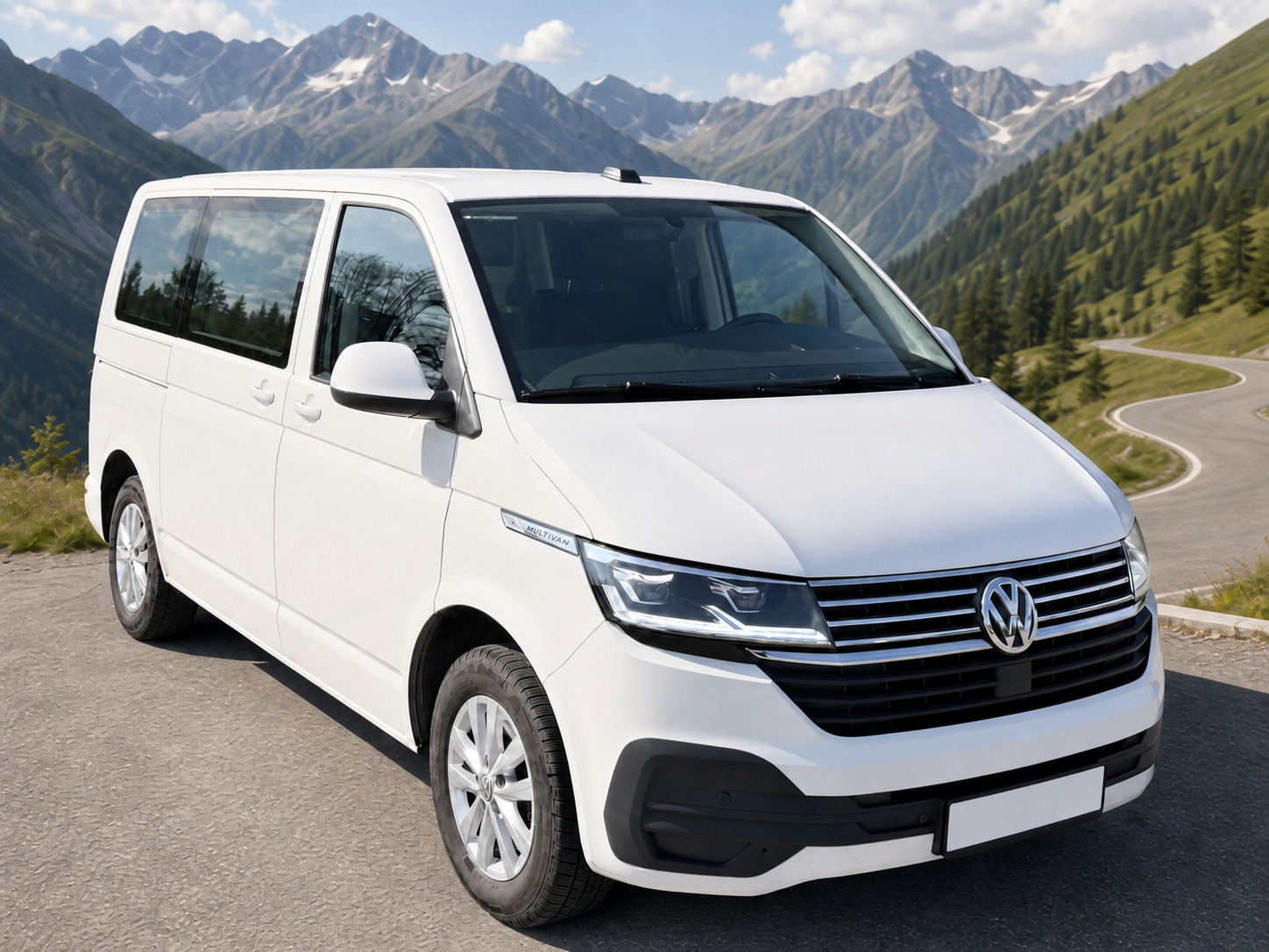 Bílý Volkswagen Multivan 6.1 zepředu
