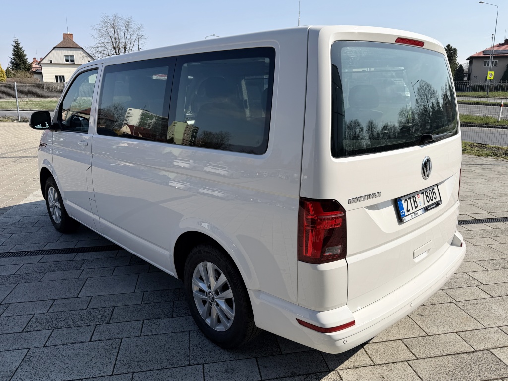 Bílý Volkswagen Multivan 6.1 zezadu