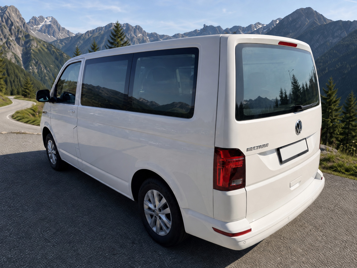 Bílý Volkswagen Multivan 6.1 zezadu