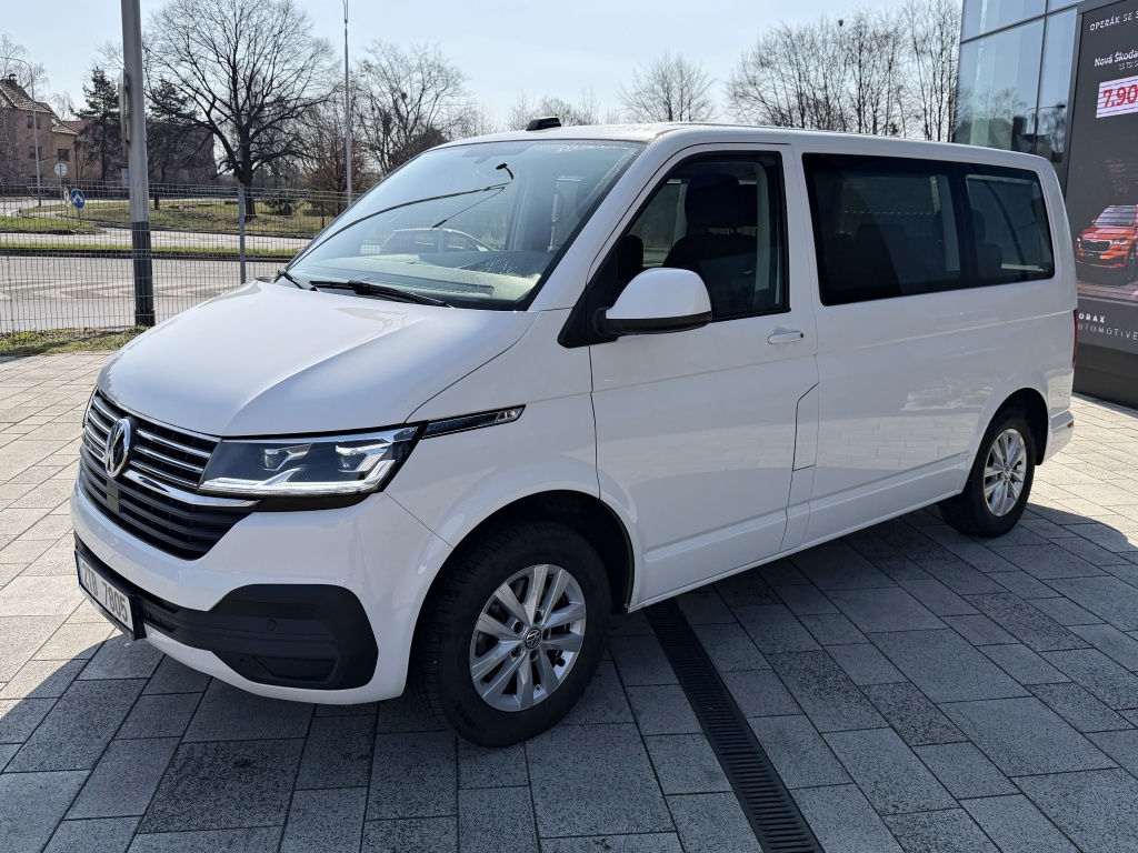 Bílý Volkswagen Multivan 6.1 z bočního pohledu